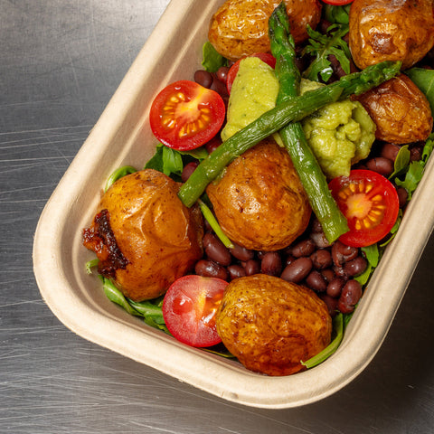 Salada de batata com rúcula, espargos, feijão preto, guacamole e tomate cherry