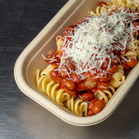 Bife de frango com molho de tomate, feijão e parmesão acompanhado com fusilli